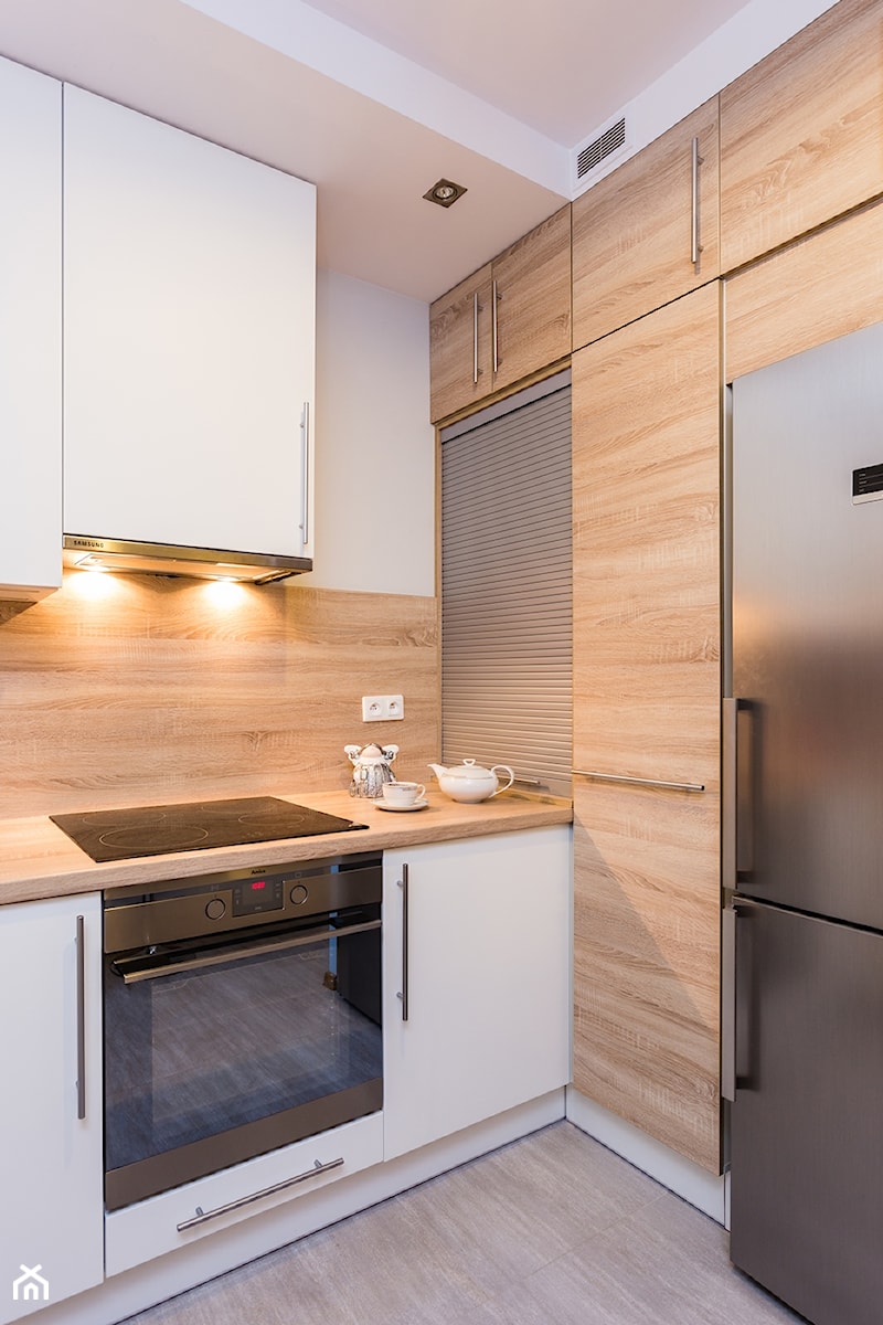 Mieszkanie 2 - Średnia zamknięta z salonem biała z zabudowaną lodówką z lodówką wolnostojącą kuchnia w kształcie litery l, styl nowoczesny - zdjęcie od KRAMKOWSKA | PRACOWNIA WNĘTRZ