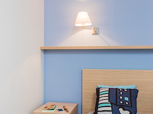 MIESZKANIE 52m2 - Mała biała niebieska sypialnia, styl minimalistyczny - zdjęcie od KRAMKOWSKA | PRACOWNIA WNĘTRZ