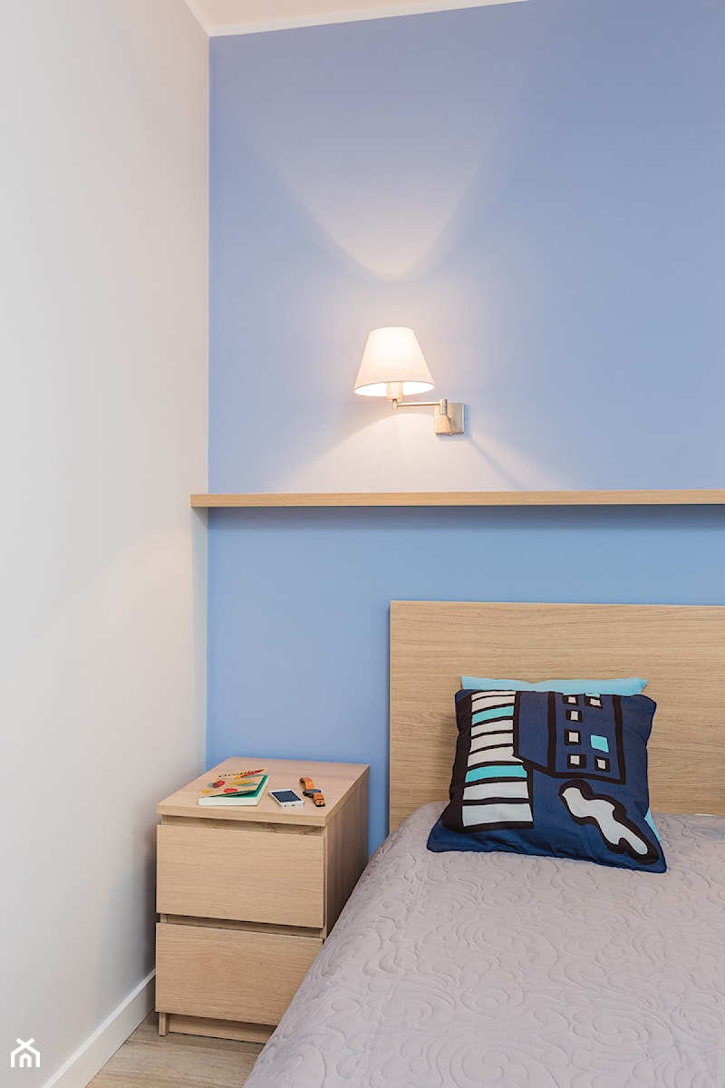 MIESZKANIE 52m2 - Mała biała niebieska sypialnia, styl minimalistyczny - zdjęcie od KRAMKOWSKA | PRACOWNIA WNĘTRZ
