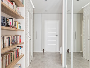 MIESZKANIE 72m2 - Duży biały hol / przedpokój, styl minimalistyczny - zdjęcie od KRAMKOWSKA | PRACOWNIA WNĘTRZ