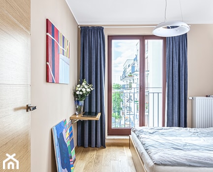Mieszkanie na Pradze - Duża beżowa z biurkiem sypialnia z balkonem / tarasem, styl minimalistyczny - zdjęcie od KRAMKOWSKA | PRACOWNIA WNĘTRZ