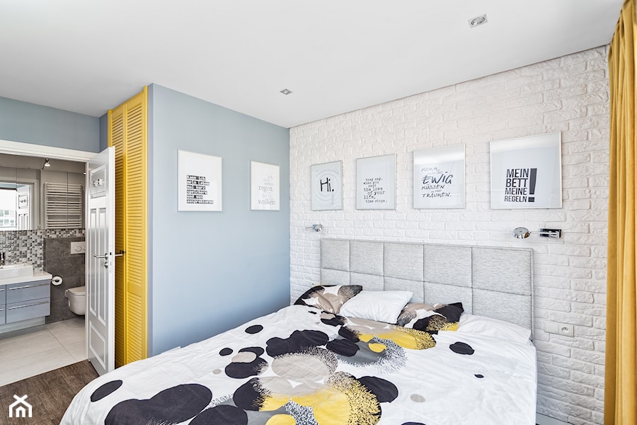 Mieszkanie w Śródmieściu - Średnia biała niebieska sypialnia z łazienką, styl nowoczesny - zdjęcie od KRAMKOWSKA | PRACOWNIA WNĘTRZ