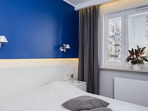 Mieszkanie 1 - Mała biała niebieska sypialnia, styl minimalistyczny - zdjęcie od KRAMKOWSKA | PRACOWNIA WNĘTRZ