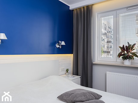 Aranżacje wnętrz - Sypialnia: Mieszkanie 1 - Mała biała niebieska sypialnia, styl minimalistyczny - KRAMKOWSKA | PRACOWNIA WNĘTRZ. Przeglądaj, dodawaj i zapisuj najlepsze zdjęcia, pomysły i inspiracje designerskie. W bazie mamy już prawie milion fotografii!