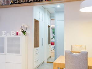 Mieszkanie 2 - Średni biały salon z jadalnią z bibiloteczką, styl nowoczesny - zdjęcie od KRAMKOWSKA | PRACOWNIA WNĘTRZ