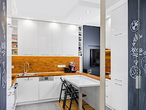 Mieszkanie na Bemowie - Średnia zamknięta z salonem czarna z zabudowaną lodówką z lodówką wolnostojącą z nablatowym zlewozmywakiem kuchnia w kształcie litery u, styl nowoczesny - zdjęcie od KRAMKOWSKA | PRACOWNIA WNĘTRZ