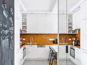 Mieszkanie na Bemowie - Średnia zamknięta biała czarna z zabudowaną lodówką z nablatowym zlewozmywakiem kuchnia w kształcie litery u, styl nowoczesny - zdjęcie od KRAMKOWSKA | PRACOWNIA WNĘTRZ