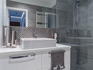 MIESZKANIE 72m2 - Średnia z punktowym oświetleniem łazienka, styl minimalistyczny - zdjęcie od KRAMKOWSKA | PRACOWNIA WNĘTRZ
