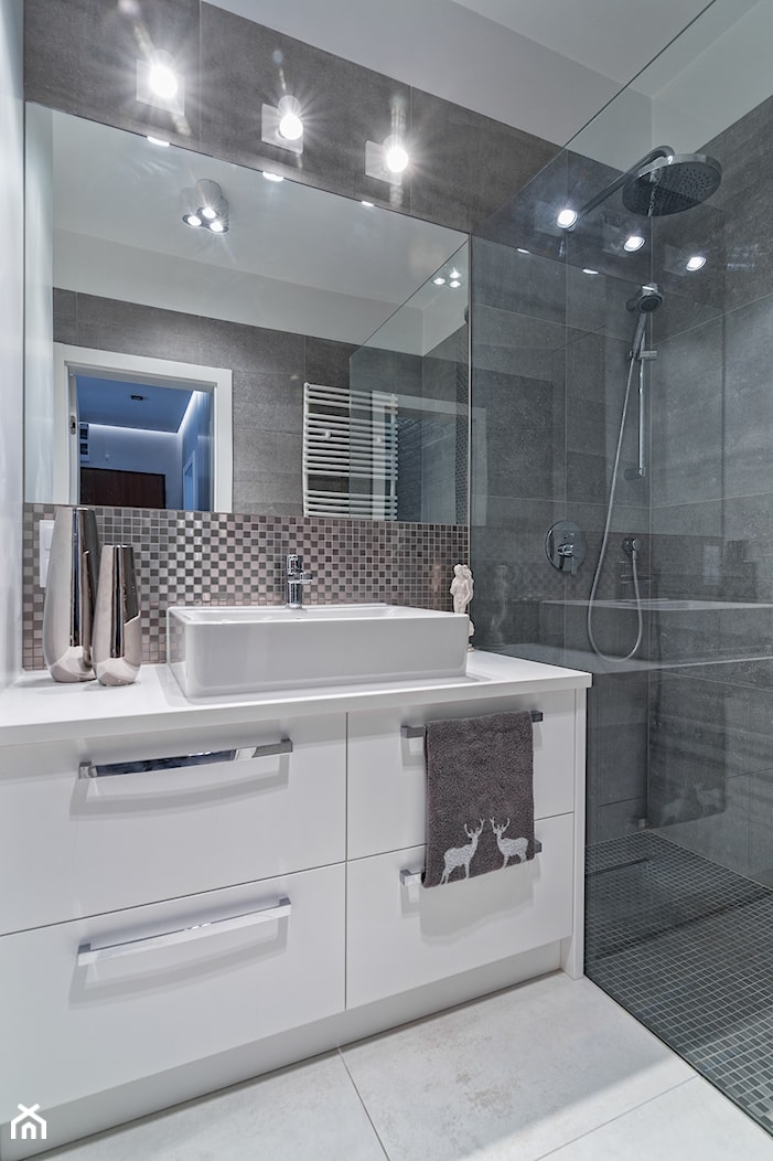 MIESZKANIE 72m2 - Średnia z punktowym oświetleniem łazienka, styl minimalistyczny - zdjęcie od KRAMKOWSKA | PRACOWNIA WNĘTRZ - Homebook