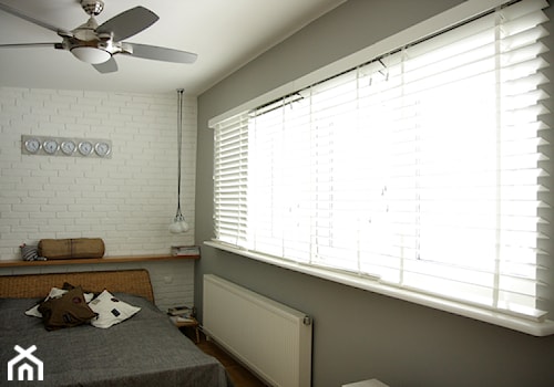 metamorfoza mieszkania w Aninie - Średnia biała szara sypialnia, styl vintage - zdjęcie od KRAMKOWSKA | PRACOWNIA WNĘTRZ
