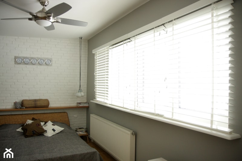 metamorfoza mieszkania w Aninie - Średnia biała szara sypialnia, styl vintage - zdjęcie od KRAMKOWSKA | PRACOWNIA WNĘTRZ