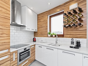 Mieszkanie w Śródmieściu - Średnia duża otwarta zamknięta z kamiennym blatem biała z zabudowaną lodówką z podblatowym zlewozmywakiem kuchnia w kształcie litery l, styl nowoczesny - zdjęcie od KRAMKOWSKA | PRACOWNIA WNĘTRZ