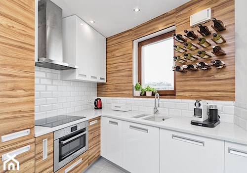 Mieszkanie w Śródmieściu - Średnia duża otwarta zamknięta z kamiennym blatem biała z zabudowaną lodówką z podblatowym zlewozmywakiem kuchnia w kształcie litery l, styl nowoczesny - zdjęcie od KRAMKOWSKA | PRACOWNIA WNĘTRZ