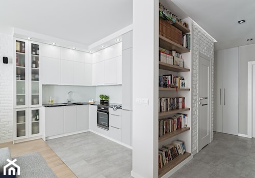 MIESZKANIE 72m2 - Mała z salonem szara z zabudowaną lodówką z podblatowym zlewozmywakiem kuchnia w kształcie litery l, styl minimalistyczny - zdjęcie od KRAMKOWSKA | PRACOWNIA WNĘTRZ