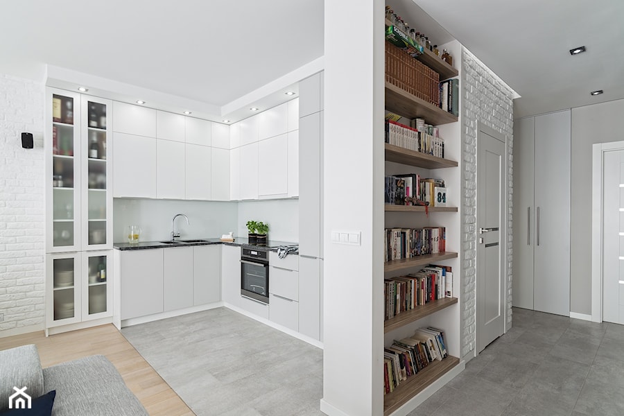 MIESZKANIE 72m2 - Mała z salonem szara z zabudowaną lodówką z podblatowym zlewozmywakiem kuchnia w kształcie litery l, styl minimalistyczny - zdjęcie od KRAMKOWSKA | PRACOWNIA WNĘTRZ