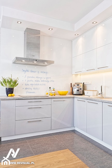 Mieszkanie na Pradze - Duża otwarta z kamiennym blatem biała z nablatowym zlewozmywakiem kuchnia w kształcie litery l, styl minimalistyczny - zdjęcie od KRAMKOWSKA | PRACOWNIA WNĘTRZ