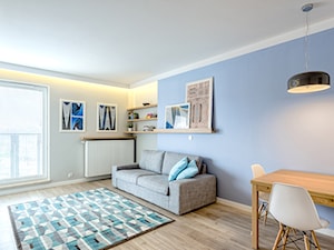 MIESZKANIE 52m2 - Średni niebieski szary salon z tarasem / balkonem, styl minimalistyczny - zdjęcie od KRAMKOWSKA | PRACOWNIA WNĘTRZ