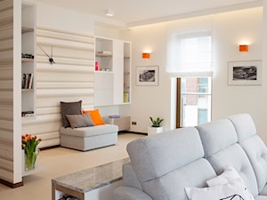Mieszkanie na Powiślu - Średni beżowy biały salon z tarasem / balkonem, styl minimalistyczny - zdjęcie od KRAMKOWSKA | PRACOWNIA WNĘTRZ