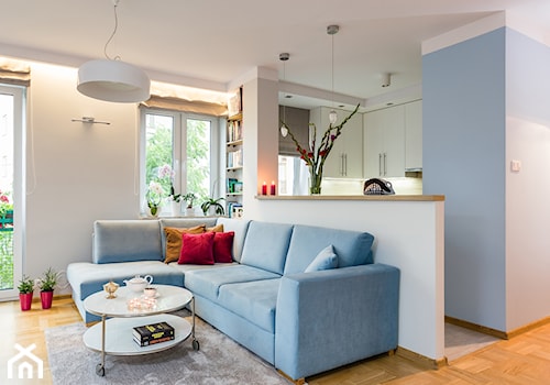Mieszkanie 2 - Średni biały niebieski salon z kuchnią z tarasem / balkonem, styl nowoczesny - zdjęcie od KRAMKOWSKA | PRACOWNIA WNĘTRZ