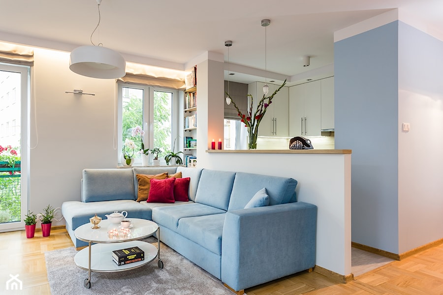Mieszkanie 2 - Średni biały niebieski salon z kuchnią z tarasem / balkonem, styl nowoczesny - zdjęcie od KRAMKOWSKA | PRACOWNIA WNĘTRZ