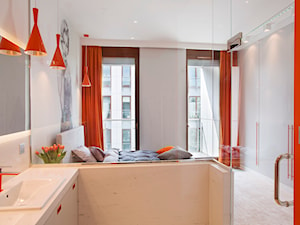 Mieszkanie na Powiślu - Mała na poddaszu łazienka z oknem, styl minimalistyczny - zdjęcie od KRAMKOWSKA | PRACOWNIA WNĘTRZ
