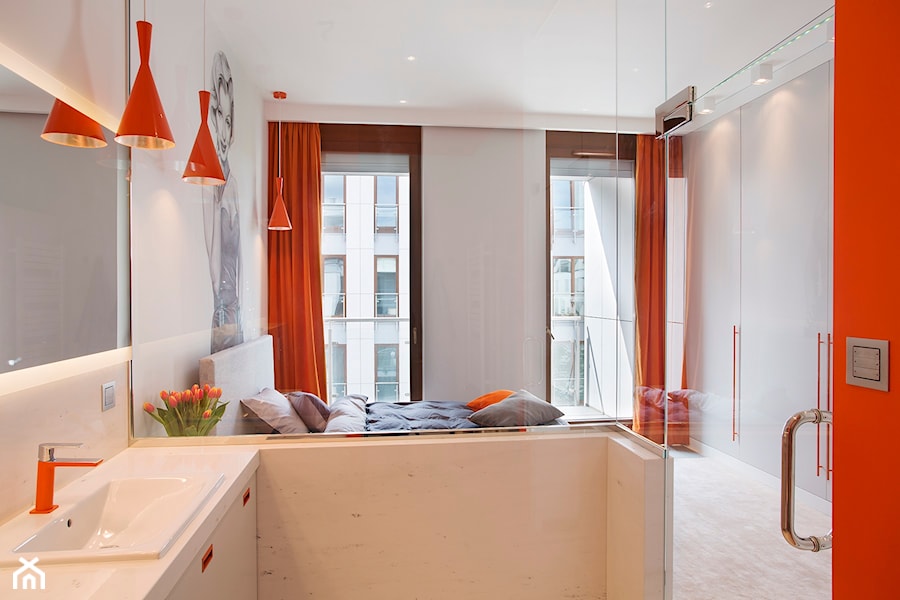 Mieszkanie na Powiślu - Mała na poddaszu łazienka z oknem, styl minimalistyczny - zdjęcie od KRAMKOWSKA | PRACOWNIA WNĘTRZ