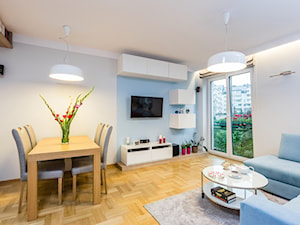 Mieszkanie 2 - Średni biały niebieski salon z jadalnią z tarasem / balkonem, styl nowoczesny - zdjęcie od KRAMKOWSKA | PRACOWNIA WNĘTRZ