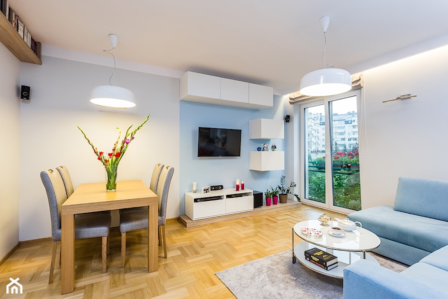 Mieszkanie 2 - Średni biały niebieski salon z jadalnią z tarasem / balkonem, styl nowoczesny - zdjęcie od KRAMKOWSKA | PRACOWNIA WNĘTRZ