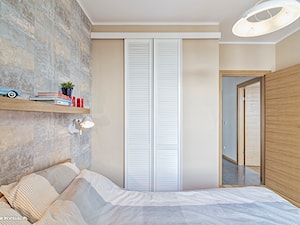 Mieszkanie na Pradze - Średnia beżowa sypialnia, styl minimalistyczny - zdjęcie od KRAMKOWSKA | PRACOWNIA WNĘTRZ