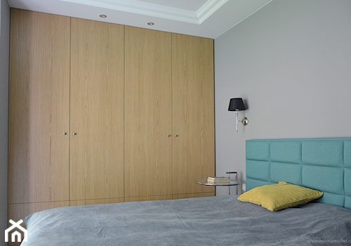Nowoczesna klasyka - Mała biała szara sypialnia, styl tradycyjny - zdjęcie od Helena Michel Design