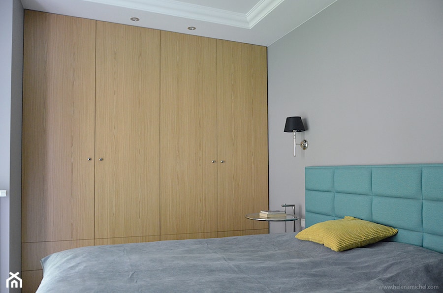 Nowoczesna klasyka - Mała biała szara sypialnia, styl tradycyjny - zdjęcie od Helena Michel Design