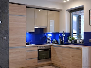 Mieszkanie w Browarze Gdańskim - Mała otwarta z salonem niebieska z zabudowaną lodówką z nablatowym zlewozmywakiem kuchnia w kształcie litery l, styl nowoczesny - zdjęcie od Helena Michel Design