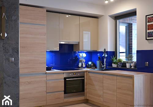 Mieszkanie w Browarze Gdańskim - Mała otwarta z salonem niebieska z zabudowaną lodówką z nablatowym zlewozmywakiem kuchnia w kształcie litery l, styl nowoczesny - zdjęcie od Helena Michel Design