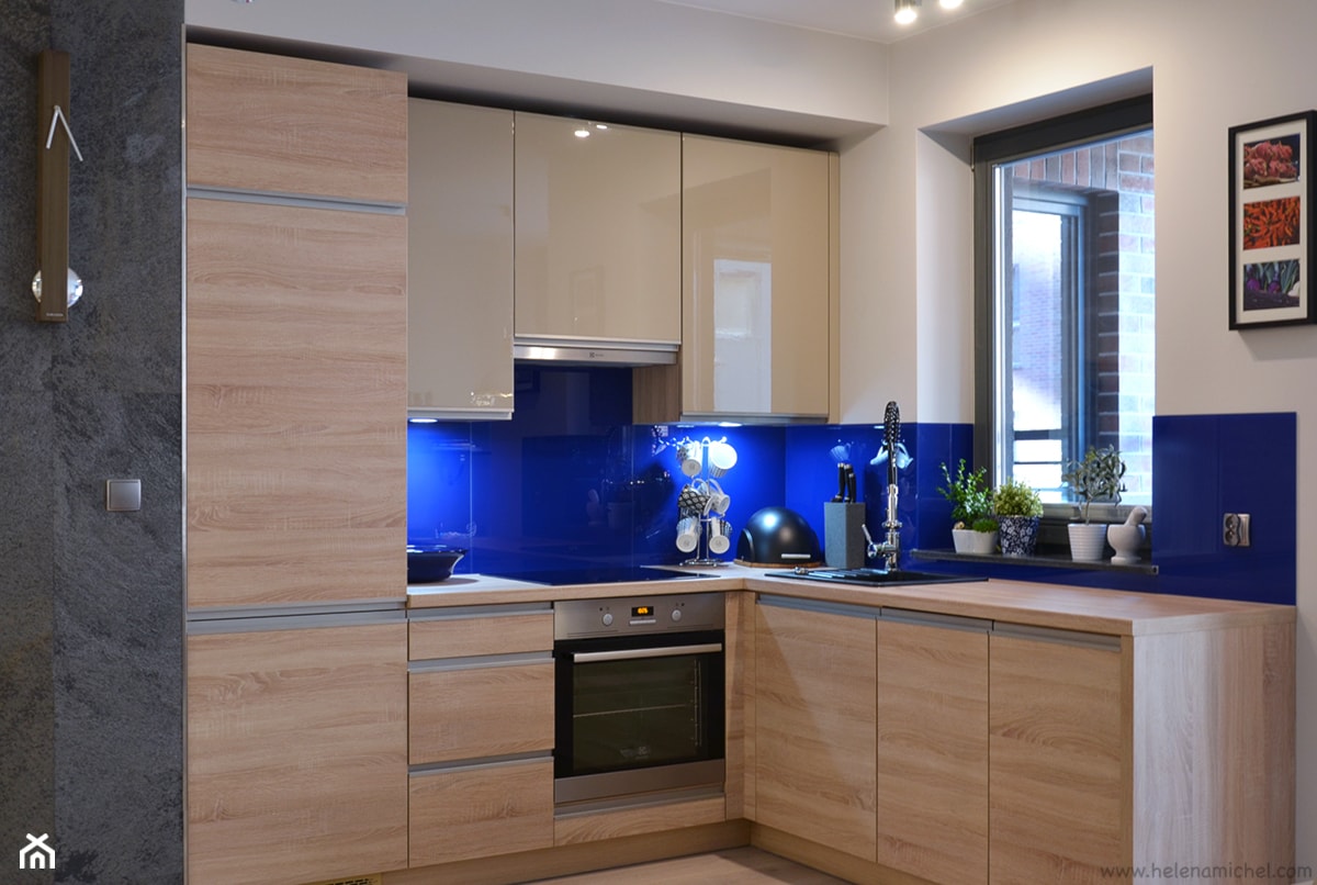 Mieszkanie w Browarze Gdańskim - Mała otwarta z salonem niebieska z zabudowaną lodówką z nablatowym zlewozmywakiem kuchnia w kształcie litery l, styl nowoczesny - zdjęcie od Helena Michel Design - Homebook