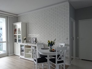 Mały biały szary salon z jadalnią - zdjęcie od Tamara Klupińska