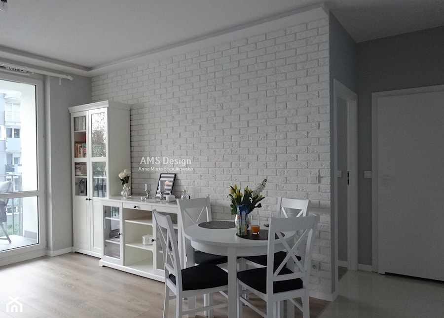 Mały biały szary salon z jadalnią - zdjęcie od Tamara Klupińska