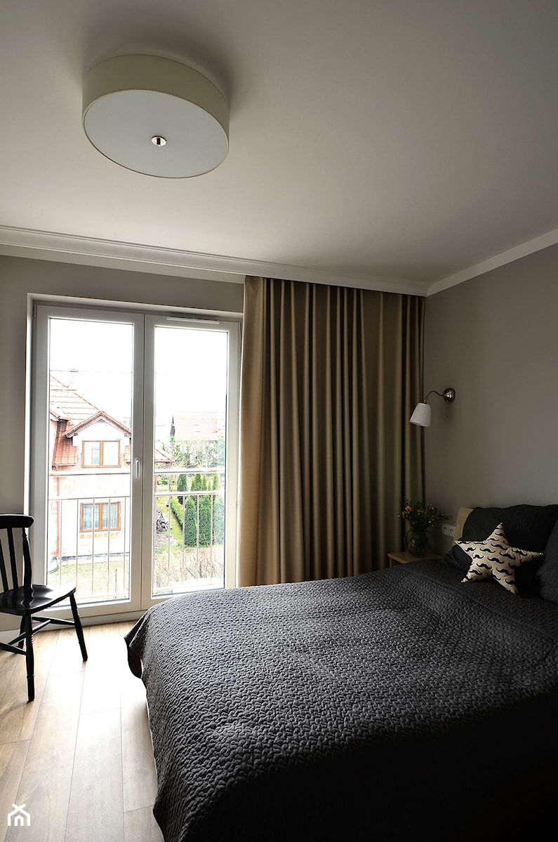 Mieszkanie Rumia 1 - Mała szara sypialnia z balkonem / tarasem, styl nowoczesny - zdjęcie od Gago Home