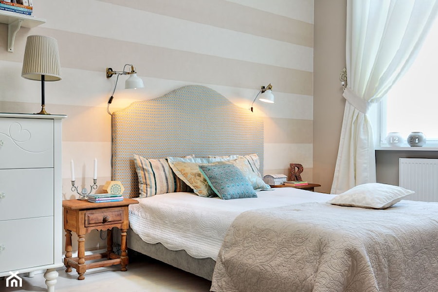 Moje własne "m" - Średnia beżowa biała sypialnia, styl nowoczesny - zdjęcie od Gago Home