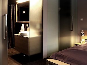 Dom pod Gdynią - Mała czarna szara sypialnia z łazienką, styl glamour - zdjęcie od Gago Home