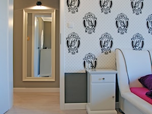 Mieszkanie Oleśnica - Mała biała sypialnia, styl glamour - zdjęcie od Gago Home