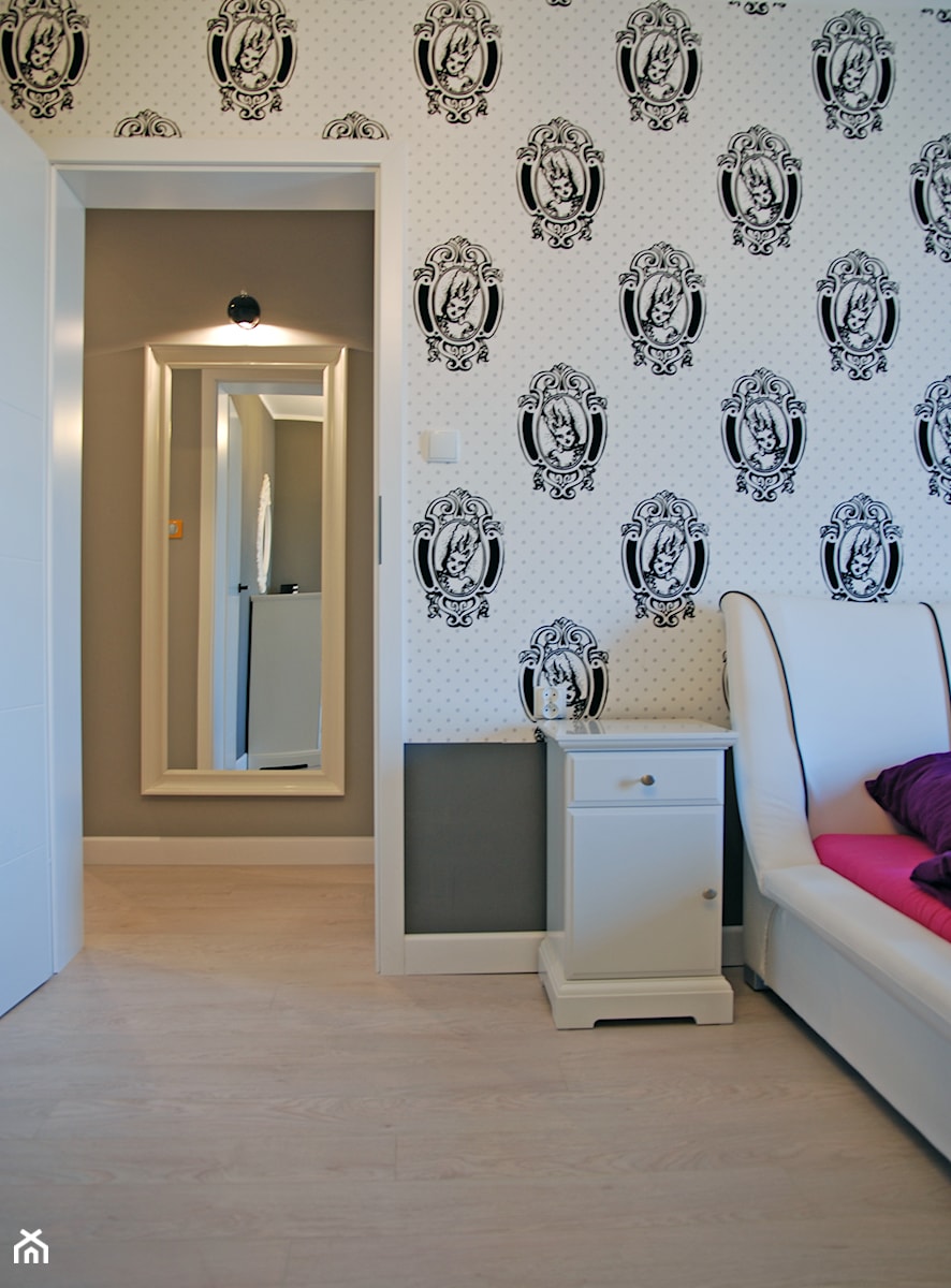 Mieszkanie Oleśnica - Mała biała sypialnia, styl glamour - zdjęcie od Gago Home