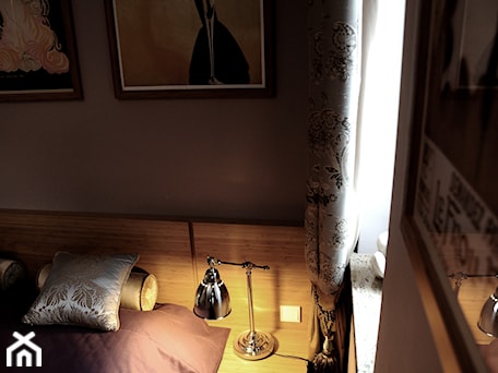 Aranżacje wnętrz - Sypialnia: Dom pod Gdynią - Mała czarna sypialnia, styl glamour - Gago Home. Przeglądaj, dodawaj i zapisuj najlepsze zdjęcia, pomysły i inspiracje designerskie. W bazie mamy już prawie milion fotografii!