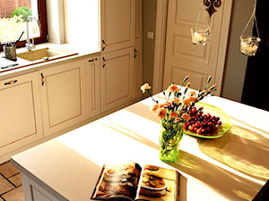 Dom Gdańsk Otomin - Otwarta z nablatowym zlewozmywakiem kuchnia z wyspą lub półwyspem z oknem, styl prowansalski - zdjęcie od Gago Home
