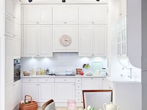 Moje własne "m" - Średnia otwarta biała z zabudowaną lodówką z nablatowym zlewozmywakiem kuchnia w kształcie litery u, styl tradycyjny - zdjęcie od Gago Home