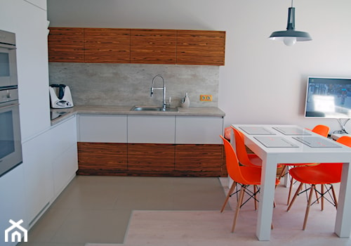 Mieszkanie Oleśnica - Średnia otwarta z salonem z kamiennym blatem biała szara z zabudowaną lodówką z podblatowym zlewozmywakiem kuchnia w kształcie litery l, styl nowoczesny - zdjęcie od Gago Home