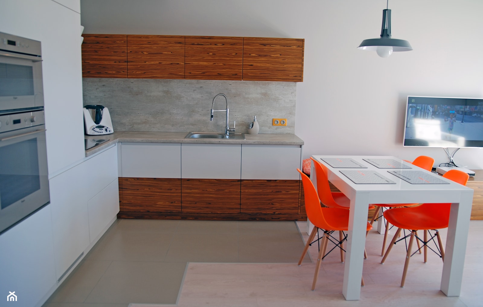 Mieszkanie Oleśnica - Średnia otwarta z salonem z kamiennym blatem biała szara z zabudowaną lodówką z podblatowym zlewozmywakiem kuchnia w kształcie litery l, styl nowoczesny - zdjęcie od Gago Home - Homebook