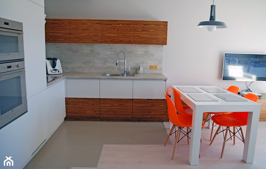 Mieszkanie Oleśnica - Średnia otwarta z salonem z kamiennym blatem biała szara z zabudowaną lodówką z podblatowym zlewozmywakiem kuchnia w kształcie litery l, styl nowoczesny - zdjęcie od Gago Home