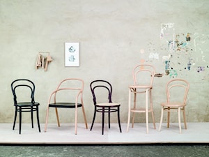 Krzesło No 14 by Michael Thonet; krzesło No 002 by Jaroslav Jurica - zdjęcie od TON