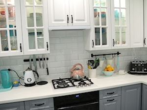 Moja kuchnia - Mała zamknięta z kamiennym blatem biała z zabudowaną lodówką z lodówką wolnostojącą kuchnia w kształcie litery l - zdjęcie od Wioleta Tałaj