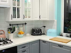 Moja kuchnia - Mała zamknięta biała z zabudowaną lodówką kuchnia w kształcie litery l z oknem - zdjęcie od Wioleta Tałaj